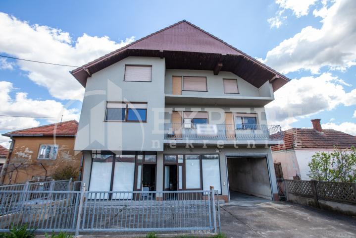 Na prodaju u selu Tešica dve kuće i dva pomoćna objekta na parceli površine 653m2