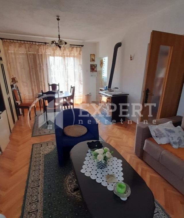 Lepa, novija kuća, 130 m2, plac  698 m2, na ravnom delu  Mramorskog  brda