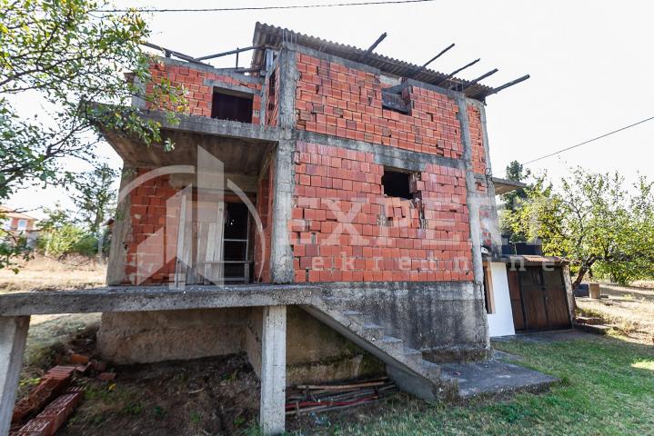 Odlična porodična kuća u izgradnji, 270m2, su+vp+1+pk, plac 8. 71 ari, na putu za Donje Vlase