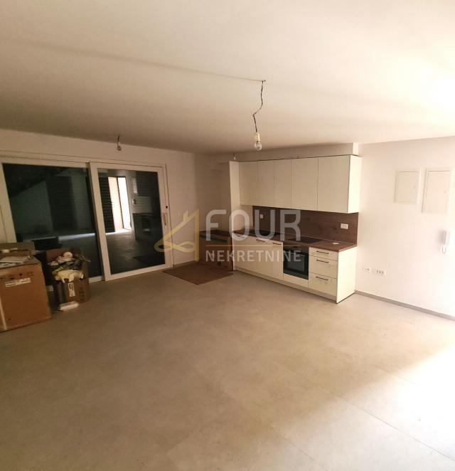 Cres - centar, u naravi dvojna kuća 131. 88m2, okućnica 104m2