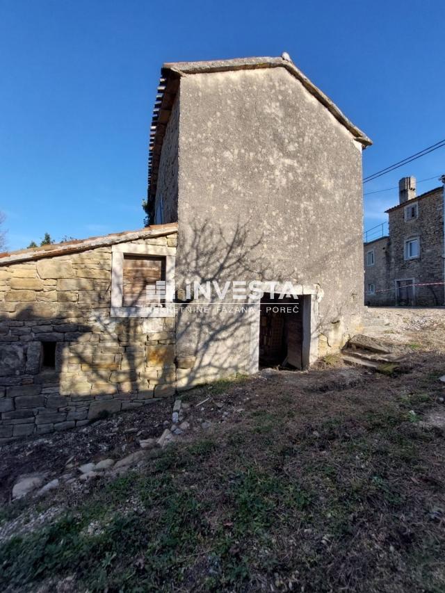 Okolica Motovuna, autohtona istarska kuća s pogledom na Motovun