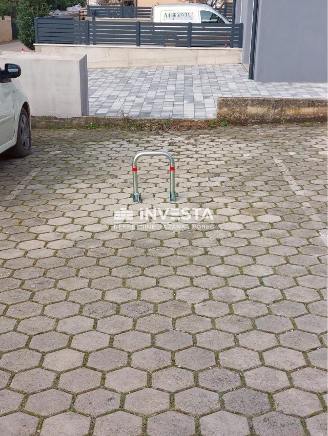 Novigrad, renovirani stan sa prostranom lođom, 44 m2