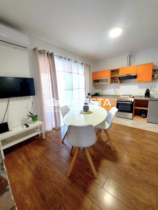 Novigrad, renovirani stan sa prostranom lođom, 44 m2