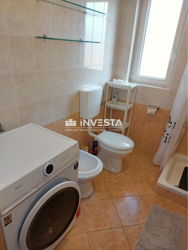 Novigrad, renovirani stan sa prostranom lođom, 44 m2