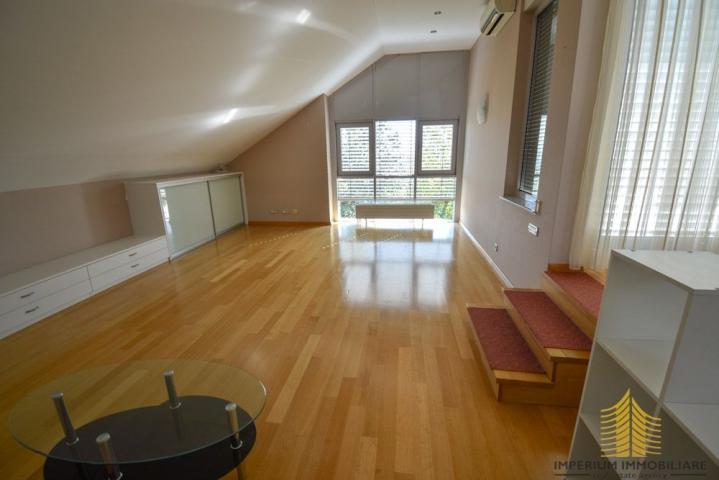 Stan: Zagreb (Vrhovec), 222 m2 + garaža 40 m2