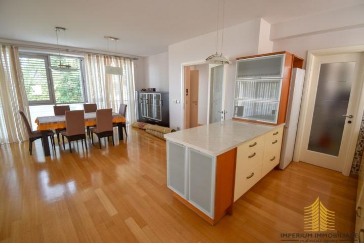 Stan: Zagreb (Vrhovec), 222 m2 + garaža 40 m2