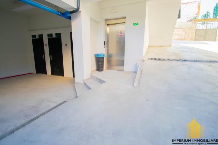 Luksuzni penthouse s prostranom terasom 