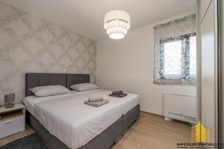 Luksuzna apartmanska vila s bazenom 