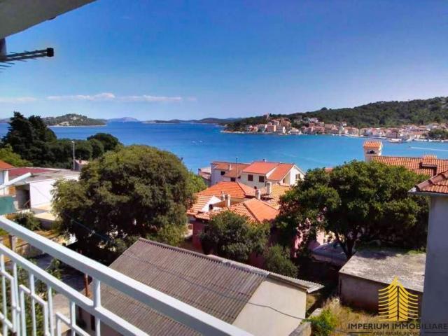 Samostojeća kuća, 3 apartmana, Tisno 