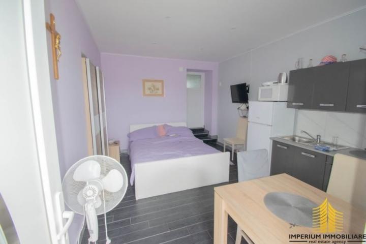 Kuća s 2 apartmana, 85 m2, Lovinac, centralna lokacija