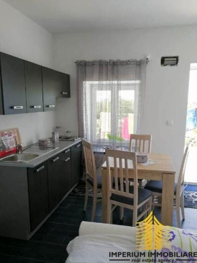 Kuća s 2 apartmana, 85 m2, Lovinac, centralna lokacija