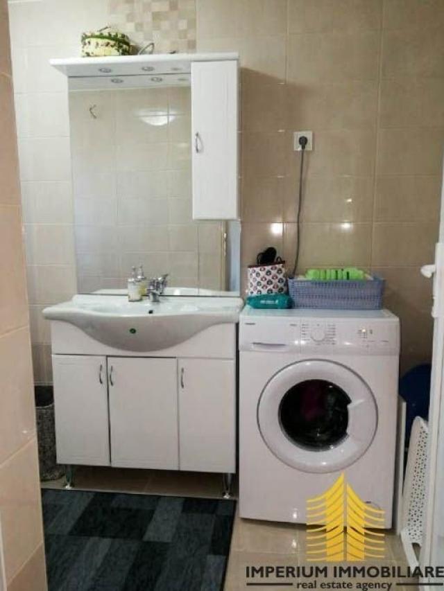 Kuća s 2 apartmana, 85 m2, Lovinac, centralna lokacija