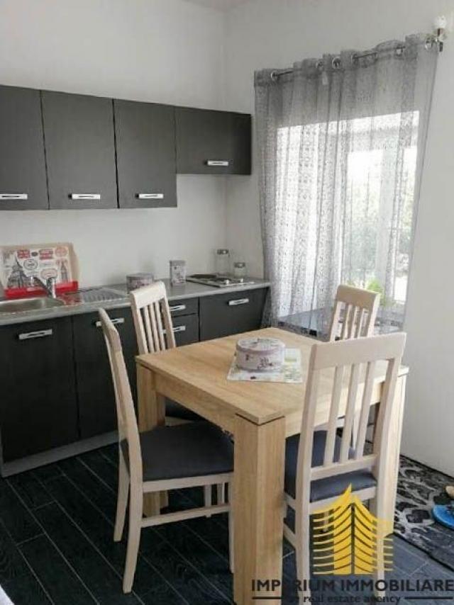 Kuća s 2 apartmana, 85 m2, Lovinac, centralna lokacija