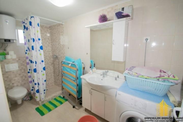 Kuća s 2 apartmana, 85 m2, Lovinac, centralna lokacija