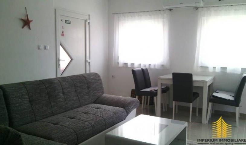 Apartmanska samostojeća kuća, 80m od mora, Privlaka/Nin