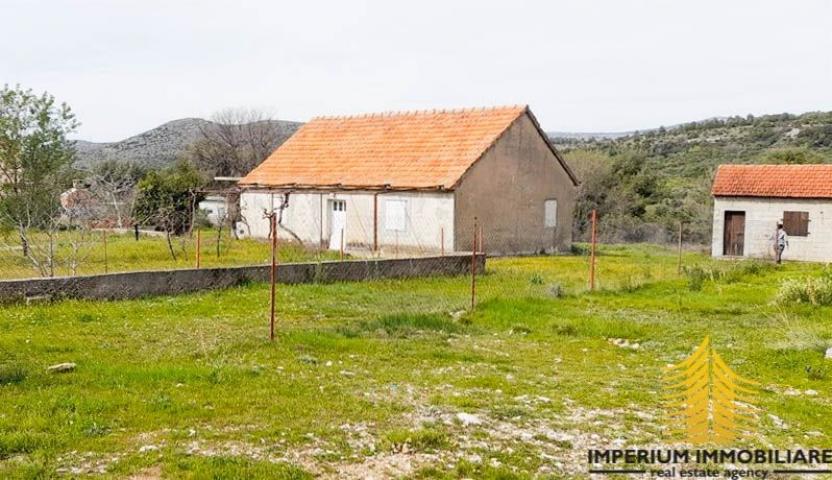 Kuća: Vrpolje - Šibenik 100m2 + zemljište 1600m2 