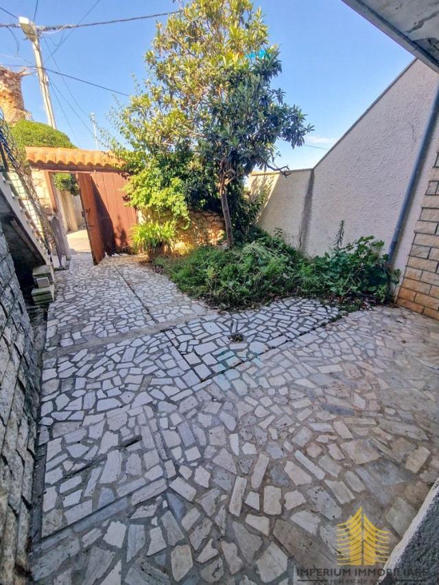 Poslovni prostor: Mali Lošinj, trgovačke namjene, 60 m2 + 30 m2 vrt