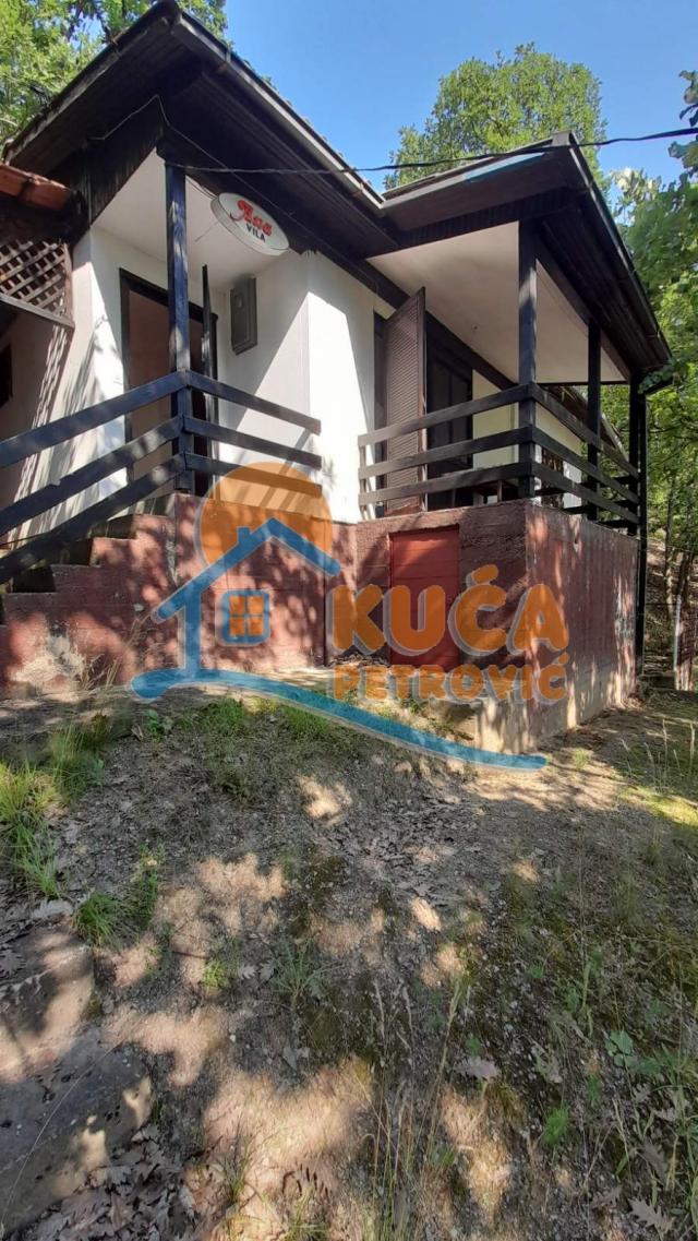 Vikendica na Bovanskom jezeru, odlična lokacija, 55 m2, plac 343 m2