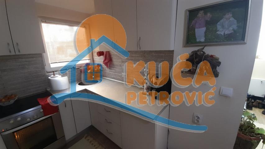 Trosoban  renoviran  stan  u  prizemlju  kuće, 77 m2, plac  260 m2, kod Pivare