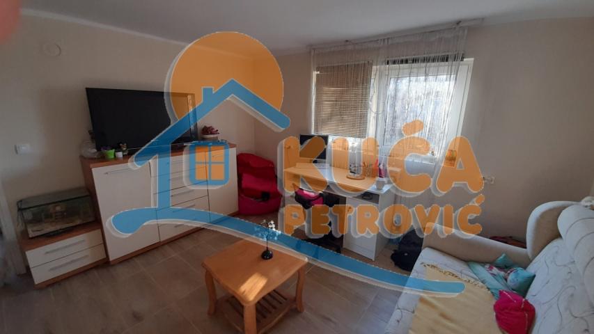 Trosoban  renoviran  stan  u  prizemlju  kuće, 77 m2, plac  260 m2, kod Pivare