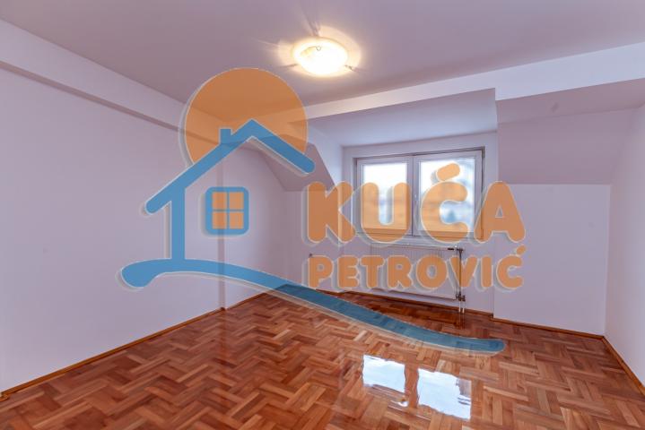 Trosoban  stan, peti sprat, potkrovlje, 71 m2, 