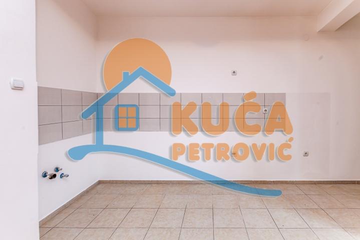 Trosoban  stan, peti sprat, potkrovlje, 71 m2, 