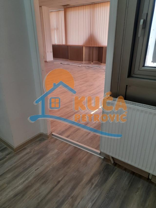 Odličan lokal,  kompletno opremljen, izdat, 156m2, centar, top ponuda