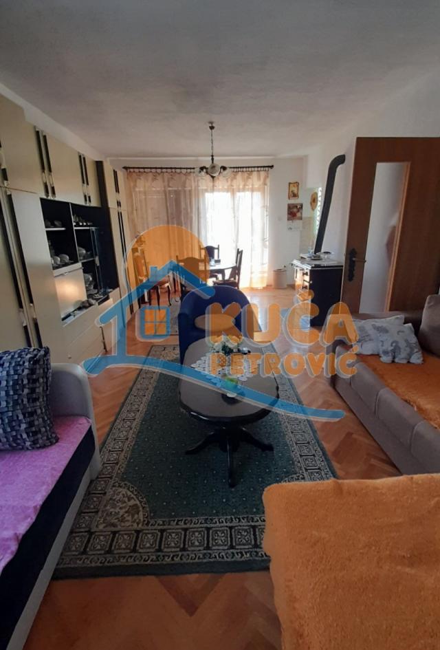 Lepa, novija kuća, 130 m2, plac  698 m2, na ravnom delu  Mramorskog  brda