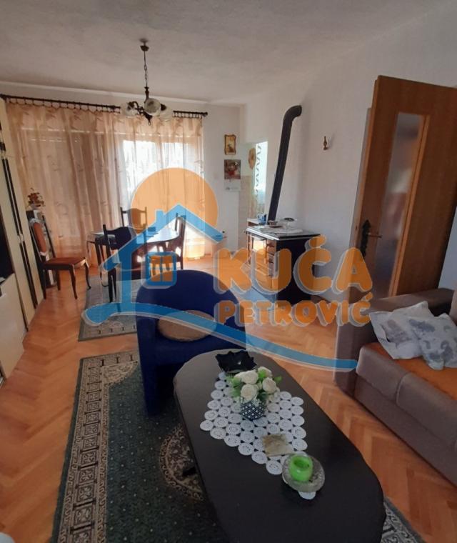 Lepa, novija kuća, 130 m2, plac  698 m2, na ravnom delu  Mramorskog  brda