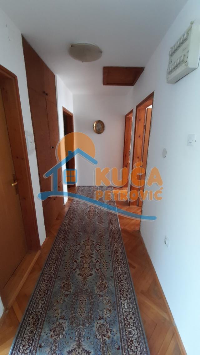 Lepa, novija kuća, 130 m2, plac  698 m2, na ravnom delu  Mramorskog  brda