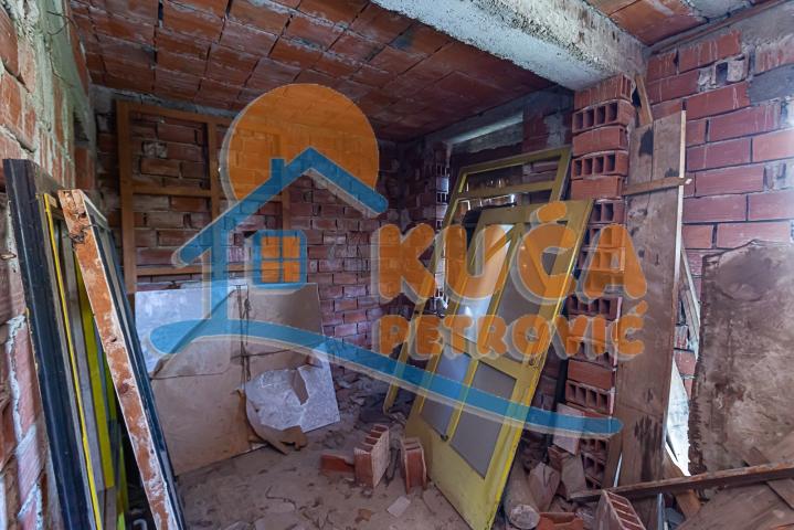 Kuća sa tri stambene jedinice, Pantelej, 300m2 na 625m2 placa