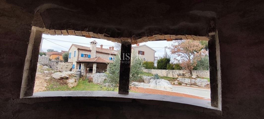 Labin - kuća s bazenom i prekrasnom okućnicom, 250 m2