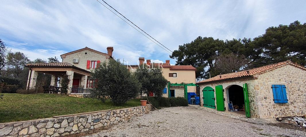 Labin - kuća s bazenom i prekrasnom okućnicom, 250 m2