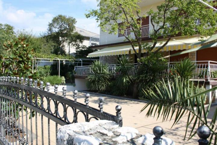 Crikvenica, Selce - Villa with 7 apartments