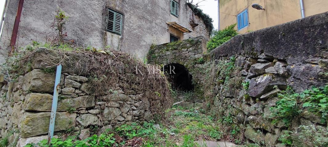 Labin, center - house for adaptation, 87 m2