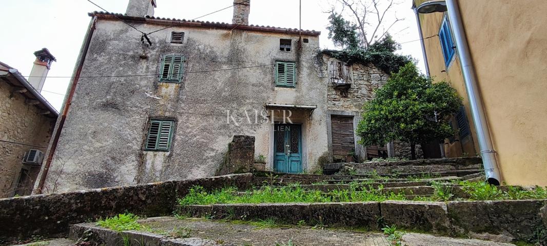 Labin, center - house for adaptation, 87 m2