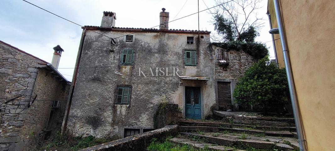 Labin, center - house for adaptation, 87 m2