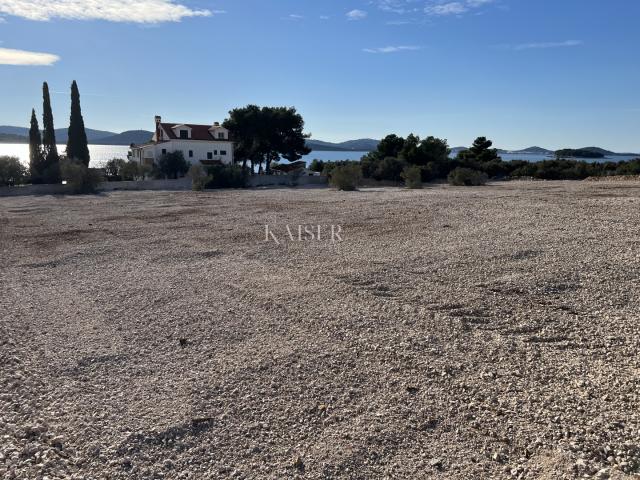 Riviera von Šibenik – exklusives Apartment mit 2 Schlafzimmern und Bad, nur 50 m vom Meer entfernt