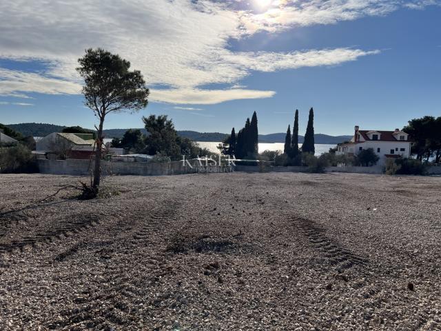 Riviera von Šibenik – exklusives Apartment mit 2 Schlafzimmern und Bad, nur 50 m vom Meer entfernt