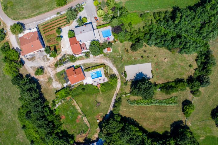 Istrien, Žminj – Familienanwesen, 2 Häuser mit Swimmingpools und 1 Büroraum