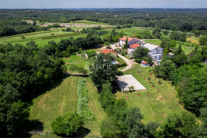 Istrien, Žminj – Familienanwesen, 2 Häuser mit Swimmingpools und 1 Büroraum