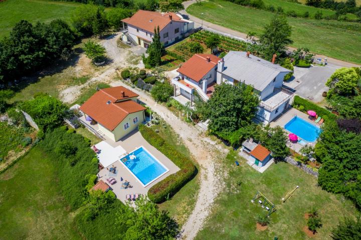 Istrien, Žminj – Familienanwesen, 2 Häuser mit Swimmingpools und 1 Büroraum