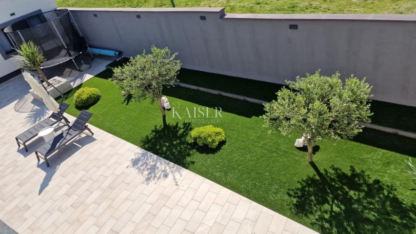 Novi Vinodolski - villa sa bazenom 300m2