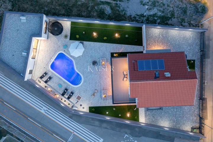 Novi Vinodolski - villa sa bazenom 300m2