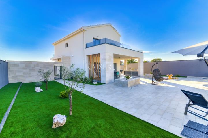 Novi Vinodolski - villa sa bazenom 300m2