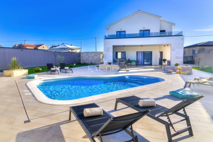 Novi Vinodolski - villa sa bazenom 300m2