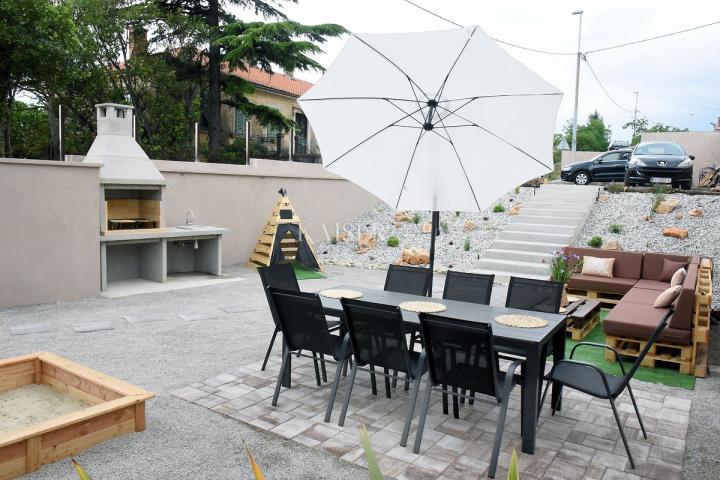 Drenova - moderna kuća s bazenom, 150 m2