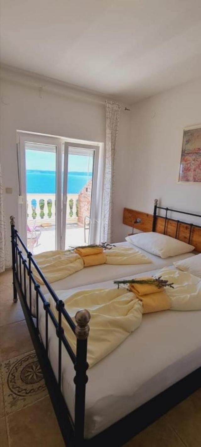 Novi Vinodolski - Pension with 12 rooms near the sea