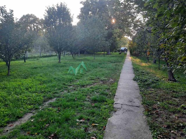 Čenej! Prelep plac sa kućom na glavnom putu! 