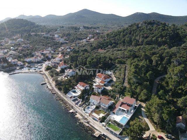 Prvi red Lukoran otok Ugljan kuća sa luksuznom i prostranom okućnicom